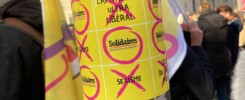 sticker Solidaire JS sur poteau